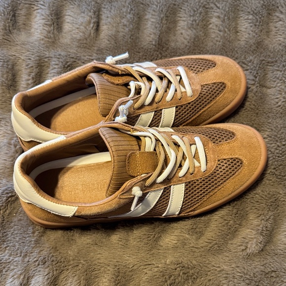 Steve Madden Tan and Cream Sneakers - Picture 13 of 16